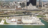 Терминал Queens Quay и набережная Harbourfront в конце 1970-х годов до их реконструкции. (Фото Harbourfront Centre).