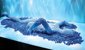 Скульптура «Пловец» Натана Савайи, представленная на выставке Art of the Brick...