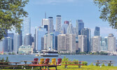 Вид с острова Centre Island на залив Toronto Harbour...